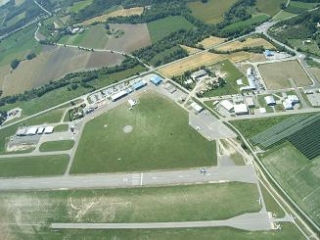  Aeródromo Gap Tallard para salto en paracaídas.JPG 